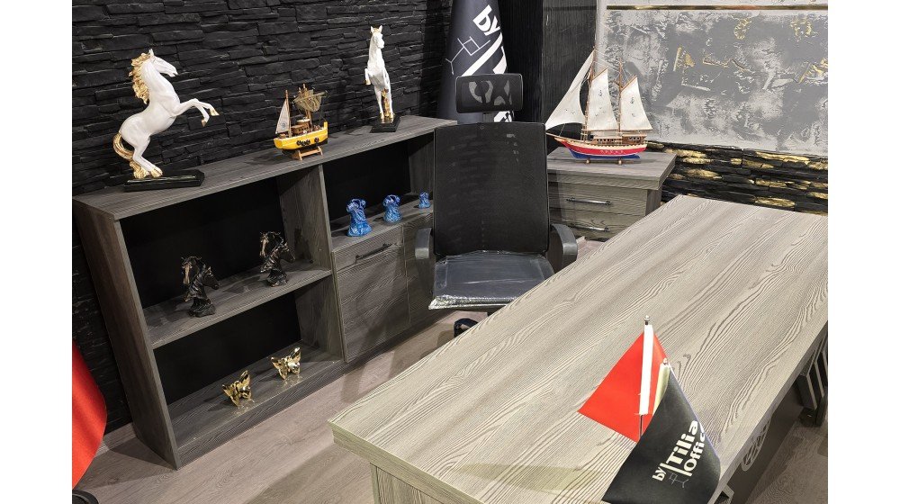 Gri modern Meridyen yönetici masası, ön panelinde CNC kesim geometrik ve dairesel motif, ofis ortamında Polen misafir koltukları ile sergileniyor.